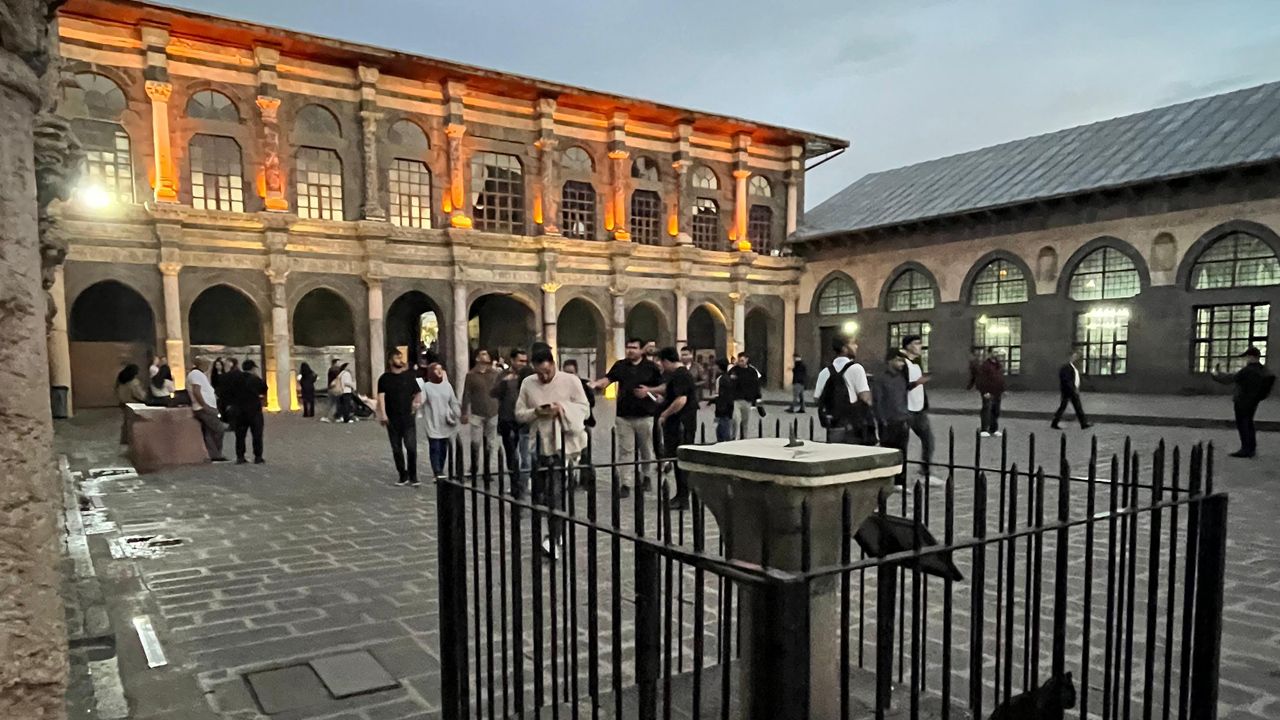 Diyarbakır’da El Cezeri’nin, ‘Güneş Saati’ Turistleri Büyülüyor1