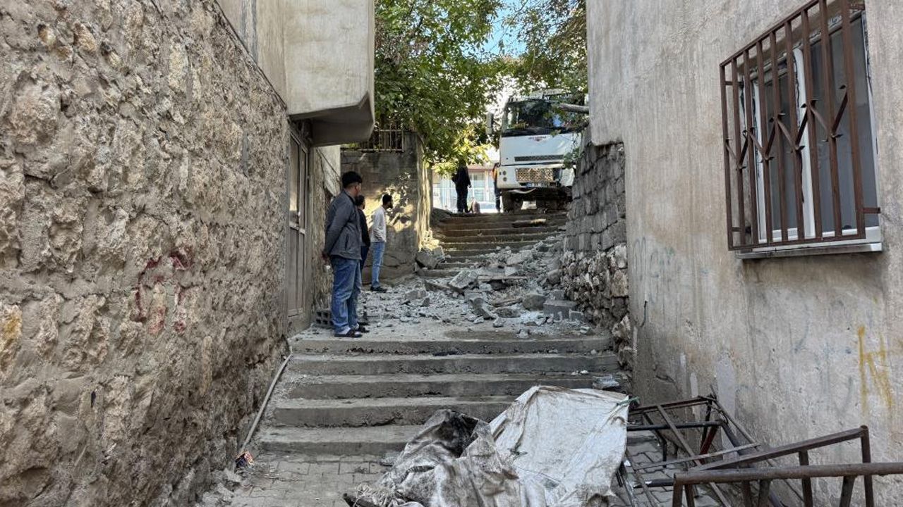 Diyarbakır'da Freni Boşalan Kamyon Mahalleye Girdi
