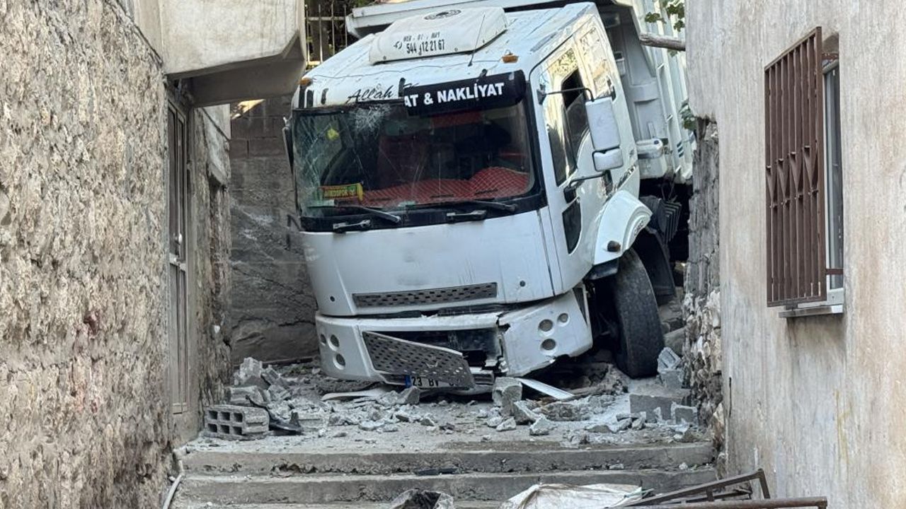 Diyarbakır'da freni boşalan kamyon mahalleye girdi