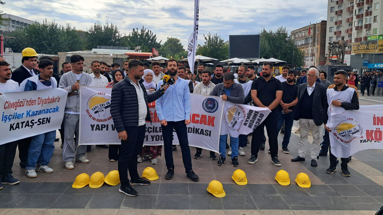 Diyarbakır’da, işçilerden Ahmet Arif’li protesto