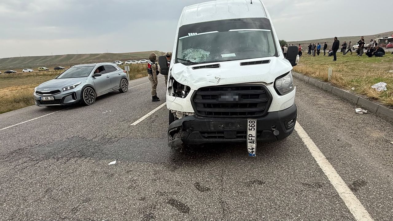 Diyarbakır’da Minibüs Motosiklet Çarpıştı1