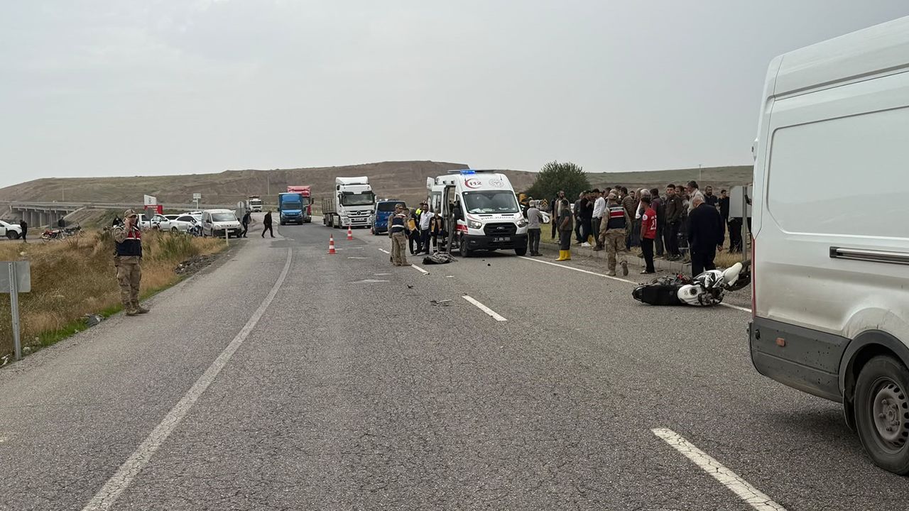 Diyarbakır’da Minibüs Motosiklet Çarpıştı2