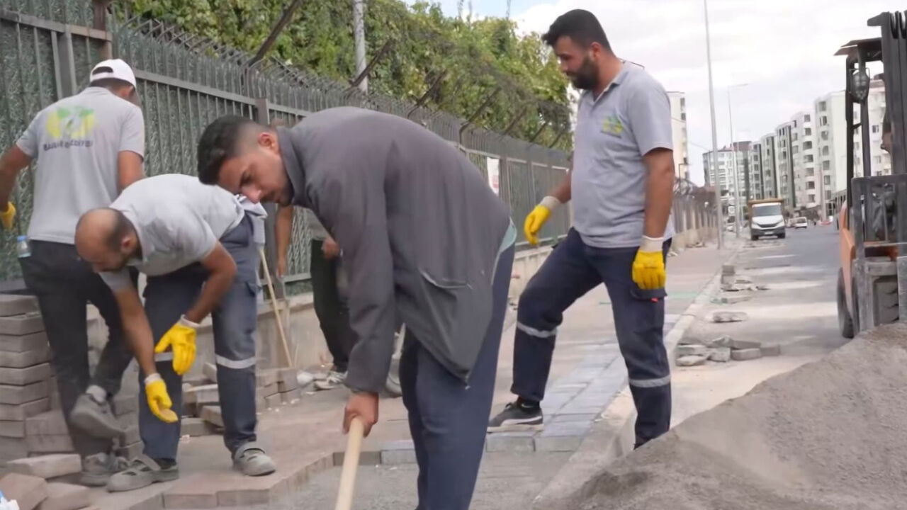 Diyarbakır’da Yol Ve Kaldırımlar Onarılıyor