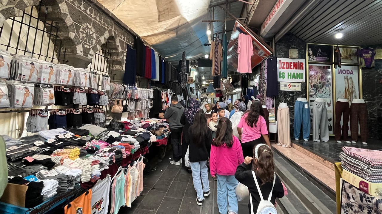 Diyarbakır’ın en ucuz çarşısında yoğun kalabalık