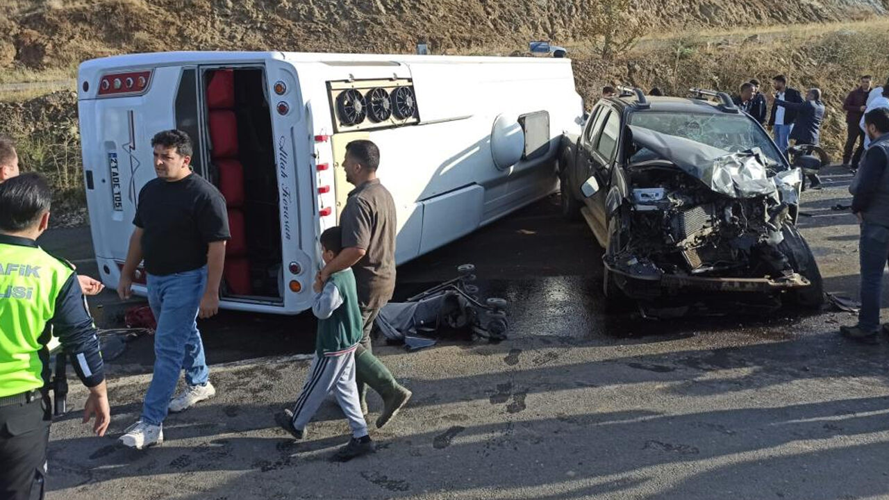 Bingöl'de minibüs ile pikap çarpıştı: 12 kişi yaralandı