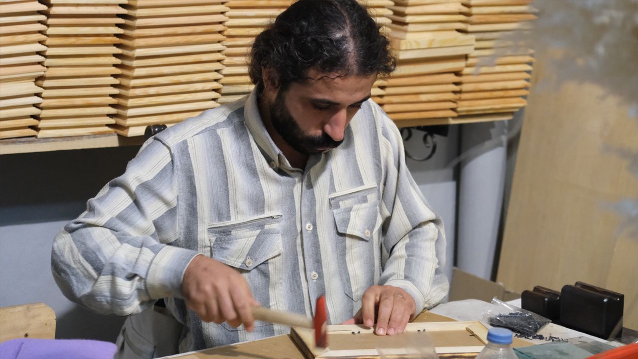 Kitaplarının Arasında Bir 'Dünya' Biriktiriyor8