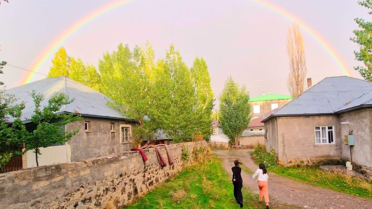 Patnos'ta yağmur sonrası muhteşem görüntü: Gökkuşağı hayran bıraktı
