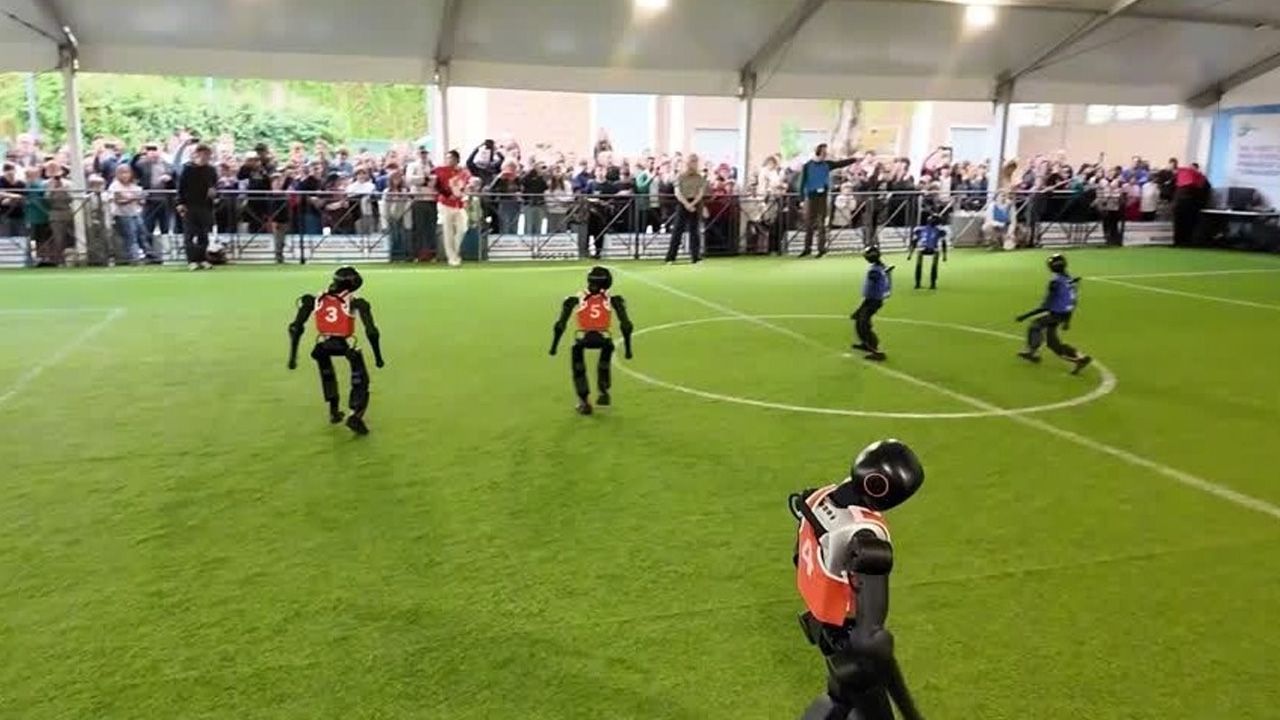 Sahada Futbolcular Değil, Robotlar Var
