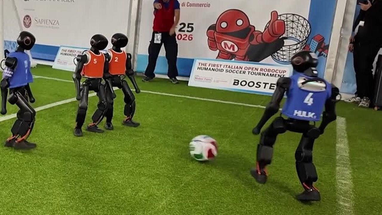 Sahada Futbolcular Değil, Robotlar Var1