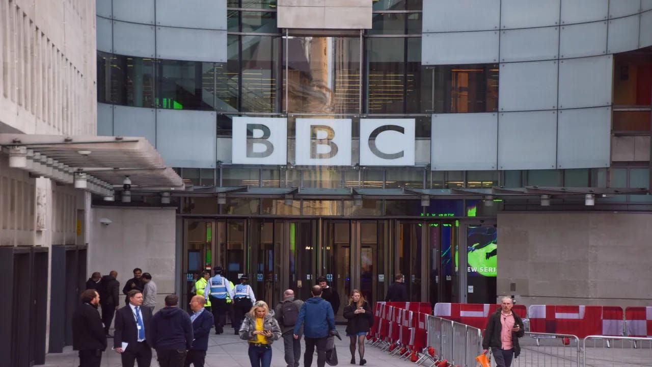 BBC’de tasarruf kararı: 3 kanal kapanacak, çok sayıda çalışan işten çıkarılacak